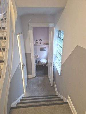 Treppenhaus - WC-Raum - Tür Souterrain - Hr. T