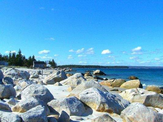 Granitfelsen im weißen Sand