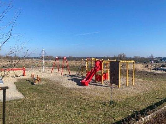 angrenzender Spielplatz