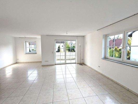 Blick durch das Wohnzimmer zum Balkkon.jpg