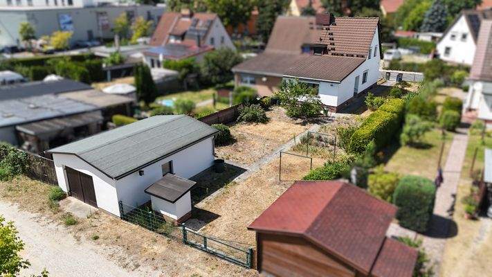 Garageneinfahrt + Garten