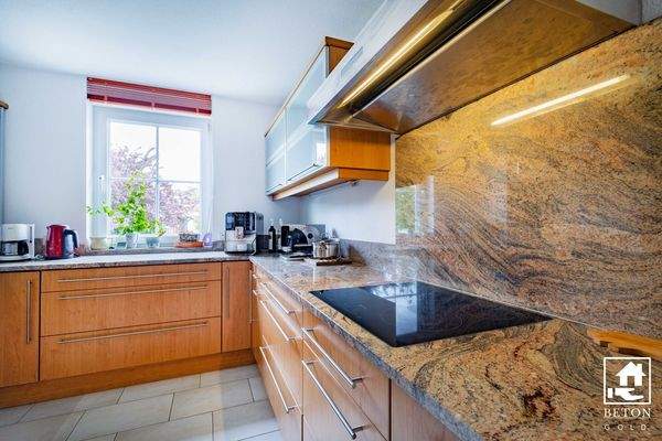 hochwertige Küche mit ital. Granit