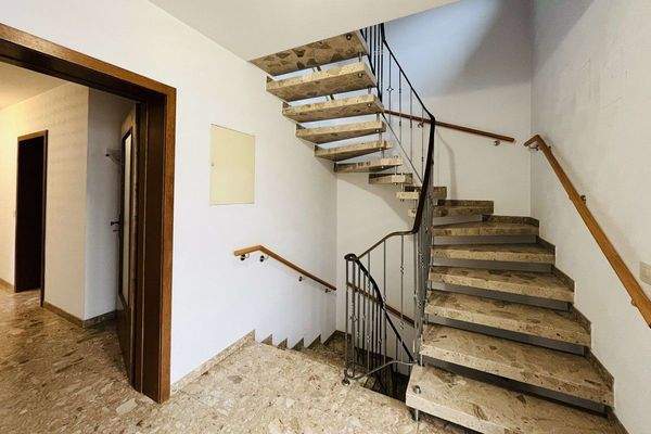 Treppenhaus / Zugang Wohnungen