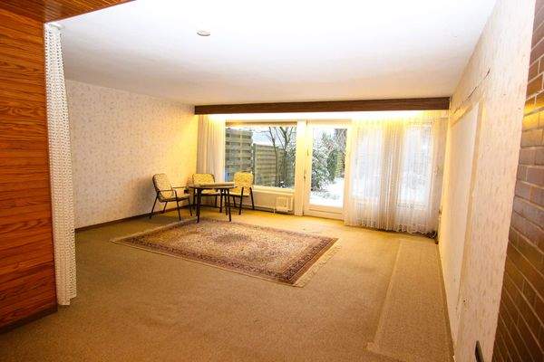 9.Wohnzimmer mit Ausgang zur Terrasse.JPG