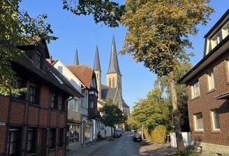 Impressionen aus Wadersloh: Gasse mit Kirchblick.j