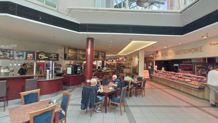 Blick Richtung 2. Centereingang, Gastronomie und Teegut