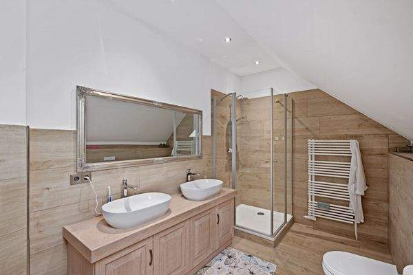 Luxusbadezimmer im Dachgeschoss