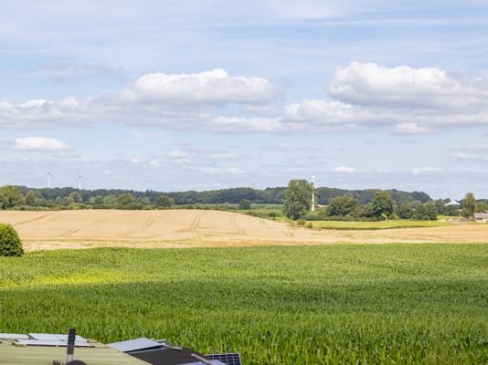 Weitblick über Felder und Wiesen