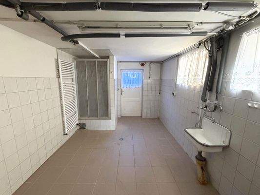 KG: Waschhaus mit Dusche und Handtuchheizkörper