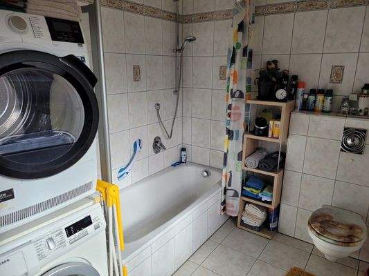 ... mit Dusche und Wanne