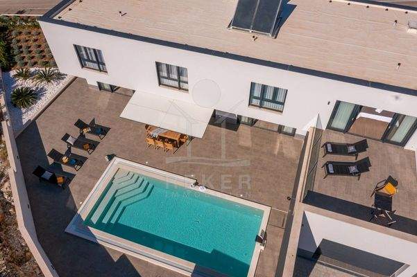 Ein herrlicher Pool schmückt den Außenbereich