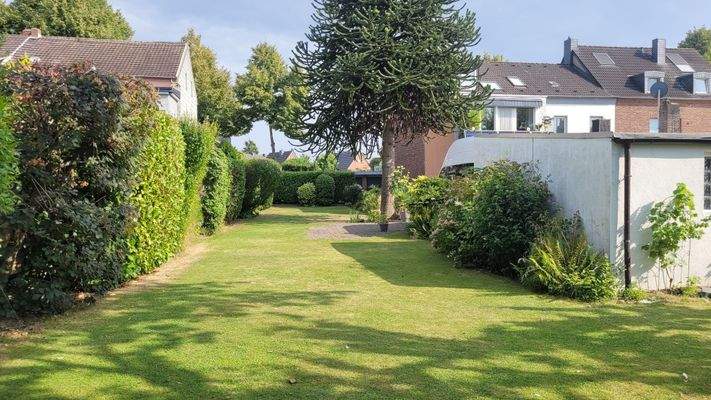 Blick vom Ende des Grundstücks zur Straße