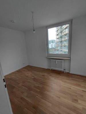 Leeres Zimmer mit Fenster