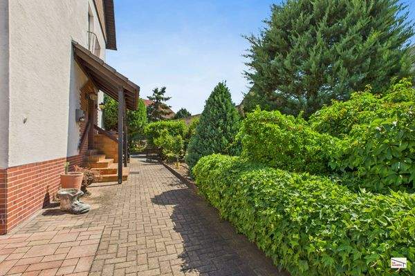 seitlicher Zugangsweg 