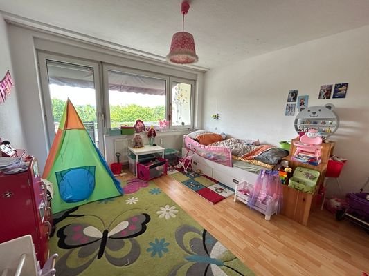 Kinderzimmer mit Balkonzugang