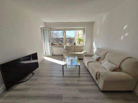 großzügiges Wohnzimmer