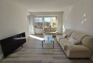 großzügiges Wohnzimmer