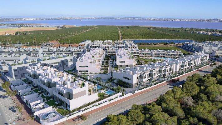 Apartments with Pools and Jacuzzis Near Amenities in Torrevieja