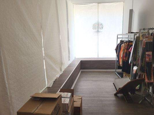 Ladenraum rechts mit großer Schaufensterfläche