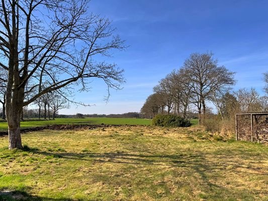 Blick auf Felder und Wiesen