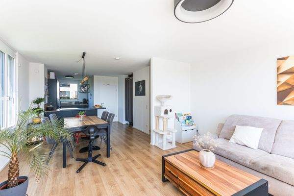 Wohnzimmer mit Blick auf die Küche