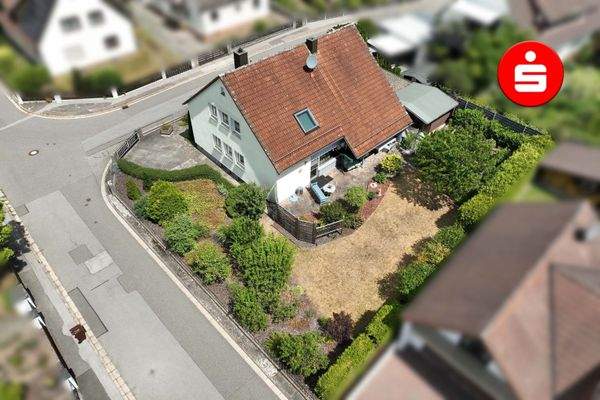 Hausansicht  von oben mit Garten und Terrasse