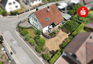 Hausansicht von oben mit Garten und Terrasse