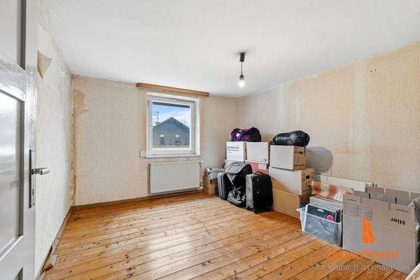 Blick in eines der Zimmer im OG im Altbau