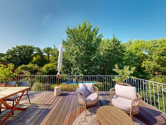 Balkon vom Esszimmer betretbar mit Blick auf den 15 Meter Außenpool