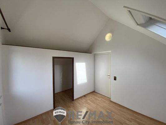 11 Schlafzimmer mit begehbarem Schrank