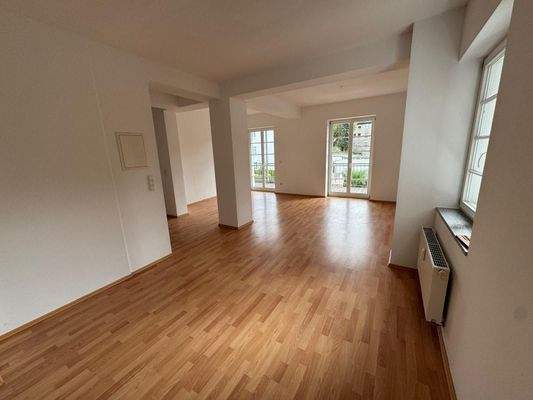 Helles Wohnzimmer mit Parkett