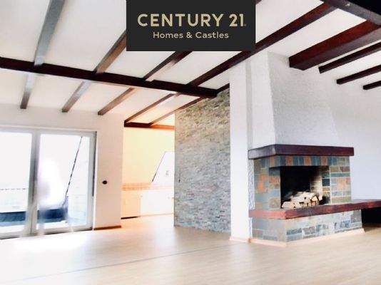 Wohnzimmer Anblick Kamin und Zugang Balkon