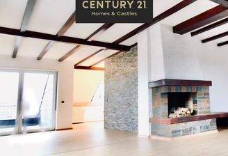 Wohnzimmer Anblick Kamin und Zugang Balkon