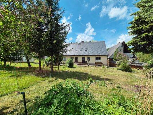 Blick aus dem Garten in Richtung Haus