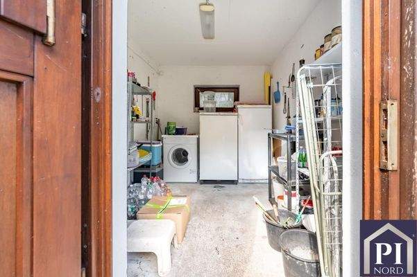 Gemauerter Abstellraum an der Garage