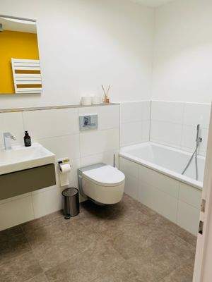 OG Bad mit Dusche u. Badewanne