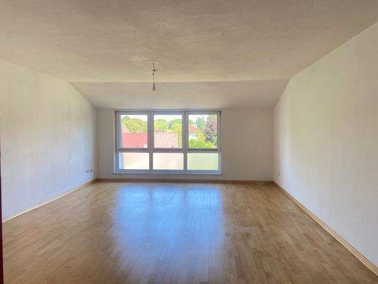 Großes Wohnzimmer mit Essplatzmöglichkeit