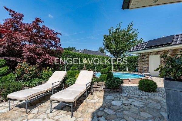 Pool und Liegefläche auf der Terrasse