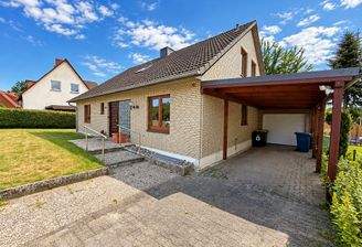Hausansicht mit Carport 