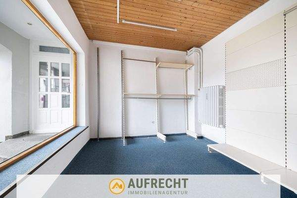 Büroräumlichkeit mit Schaufenster