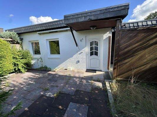 Hauseingang 2 und Terrasse für Einliegerwohnung