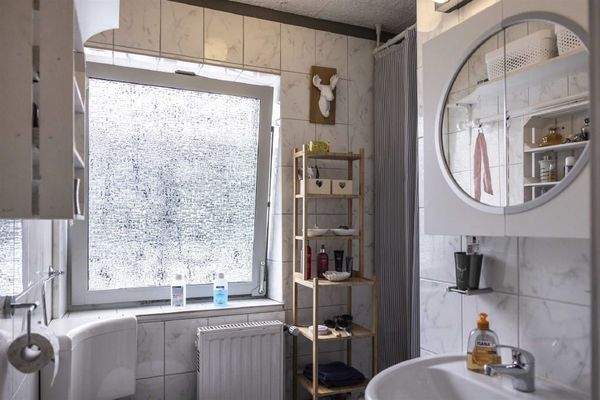 Bad mit Dusche im OG