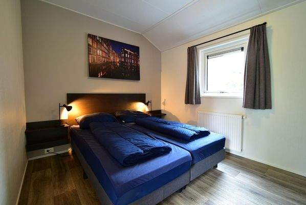 kaufen-chalet-biddinghuizen-elternschlafzimmer-doppelbett-recreatieadviseurs-vakantiehuistekoop-nl.jpg
