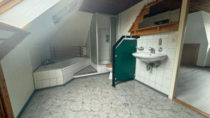 Bad im Dachgeschoss