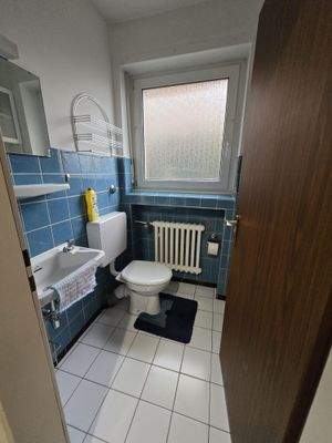 Kleines Badezimmer mit Fenster