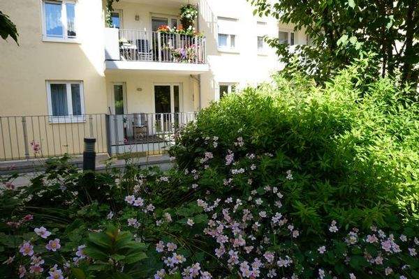 die Wohnung mit Ausblick in den grünen Innenhof