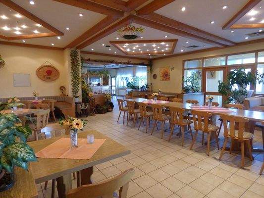 Hauptgastraum Blick Theke