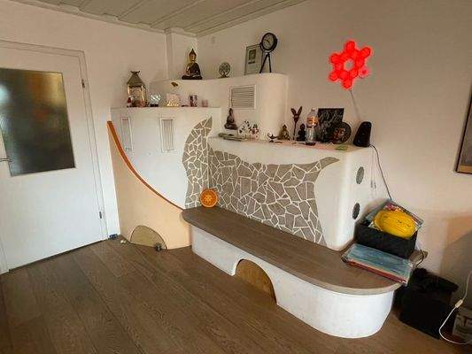 Wohnzimmer mit Kachelofen im EG 