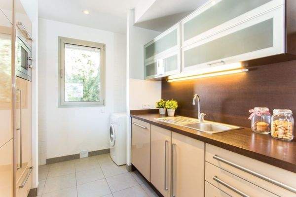 Küche mit Waschmaschine