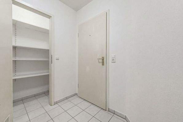 Flur mit Abstellkammer